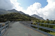 63 Attraversando la diga dei Laghi Gemelli